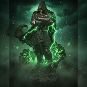 Puede incluir: Estatua detallada de un personaje con capa con capucha y armadura verde oscuro, con máscara metálica. La figura posa con los brazos cruzados, rodeada de rayos verdes y efectos de energía, sobre un fondo tormentoso.