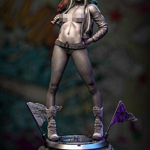 Pu&ograve; includere: Statuetta color argento di una donna con codini biondi, che tiene in mano una mazza da baseball. Indossa una giacca, calze a rete e stivali. La figura &egrave; su una base circolare con due bandiere.