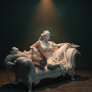 Puede incluir: Escultura blanca de una mujer reclinada sobre una chaise longue detallada. La escultura presenta intrincadas tallas y un diseño clásico, con la mujer envuelta en tela fluida. El fondo es una pared oscura y texturizada.