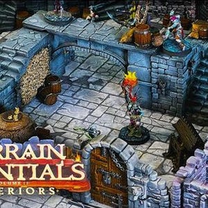 Op de afbeelding: Een gedetailleerde miniatuur kerkerterreinset met stenen muren, bogen en trappen. De set bevat vaten, fakkels en figuren, met de tekst "TERRAIN ESSENTIALS VOLUME II INTERIORS" onderaan. Ideaal voor tabletop gaming.