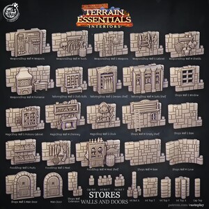 Op de afbeelding: Een verzameling miniatuur terreinstukken voor tabletop gaming, met muren, deuren en winkelinterieurs. De stukken zijn gemaakt van een lichtgrijs materiaal en omvatten verschillende winkelgevels, deuren en muursecties. De tekst "Terrain Essentials Interiors" is zichtbaar.