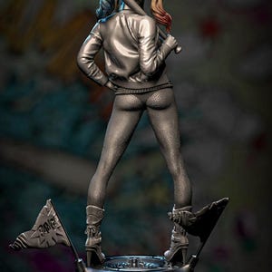 Pu&ograve; includere: Statuetta color argento di un personaggio con codini biondi, una giacca argentata e calze a rete, che tiene una mazza da baseball. La figura &egrave; su una base con due bandiere con la scritta "BANG".