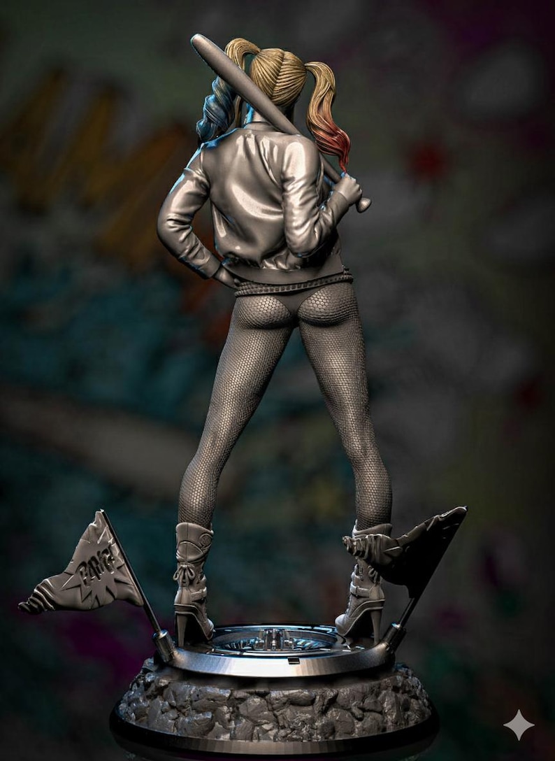 Pu&ograve; includere: Statuetta color argento di un personaggio con codini biondi, una giacca argentata e calze a rete, che tiene una mazza da baseball. La figura &egrave; su una base con due bandiere con la scritta "BANG".
