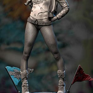 Pu&ograve; includere: Statua dettagliata di un personaggio con codini biondi e blu, che tiene in mano una mazza da baseball. Indossa una maglietta bianca, una giacca argentata, calze a rete e stivali. La statua si erge su una base circolare con bandiere.