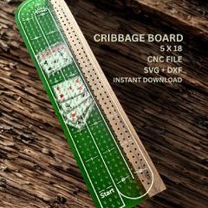 Può includere: Un gioco del cribbage verde e trasparente con il testo "CRIBBAGE BOARD 5 x 18 CNC FILE SVG + DXF INSTANT DOWNLOAD" stampato sul lato. Il gioco è lungo 45.7 cm e largo 12.7 cm. Il gioco è su una superficie di legno.