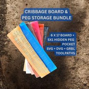 Op de afbeelding: Een cribbagebord en peg storage bundle. Het bord is 15.2 x 43.2 cm, met een verborgen peg pocket. De bundel bevat SVG, DVG en GRBL toolpaths. Het bord is gemaakt van hout en heeft meerdere kleuren.