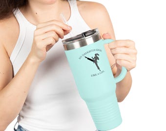 私の娘は女の子のように蹴る 40オンス トラベルマグ | 武道シルエット