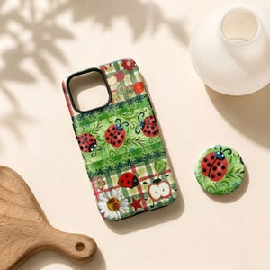 Telefoonhoesje met lieveheersbeestje-patchwork, groene hoes met bloemenprint en ruitjespatroon, schattige cottagecore tuinkever-look, geschikt voor iPhone 17, 16, 15, 14, 13, 12, 11, Samsung S26, S25