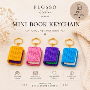 Peut inclure: Un modèle de crochet PDF numérique pour un mini porte-clés livre par Flosso Atelier. L'image montre quatre petits porte-clés livres crochetés en jaune, rose, violet et bleu, chacun avec un anneau doré. Taille finie 3 cm x 2 cm.