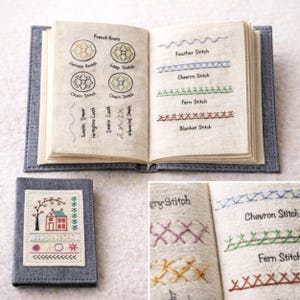 Può includere: Libro aperto con campioni di punti ricamati, tra cui nodi francesi e punto piuma. È visibile anche una piccola copertina di libro in feltro grigio con un disegno ricamato di casa e albero.
