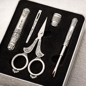 Naaisetje in antieke stijl: handgemaakte borduurgereedschappen in een decoratieve metalen doos