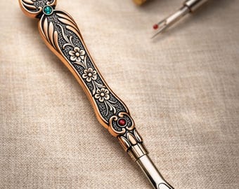 Elegante taglia-cuciture in metallo inciso, stile antico e vintage