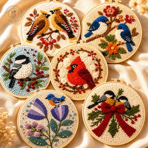 Op de afbeelding: Zes ronde borduurringen met punch needle ontwerpen van vogels en bloemen. De ontwerpen bevatten paren pestvogels, blauwe vogels, mezen, een rode kardinaal, een blauwe vogel met paarse tulpen en twee vogels met een rode strik en hulst.