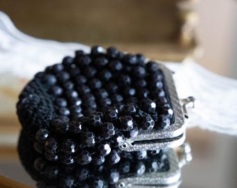 Monedero vintage negro con cuentas: bolso de mano con cierre de beso, bolso retro con detalles de cuentas facetadas.