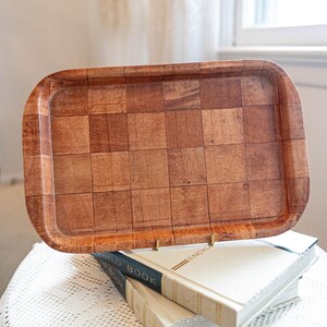 Vintage serveringsbricka i parkettträ, schackrutigt bricka från mitten av århundradet, rektangulärt underhållningstallrik i trä