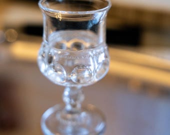 Vintage King's Crown Thumbprint Cordial-glas, likörbägare i klart pressat glas, liten barfot från mitten av århundradet