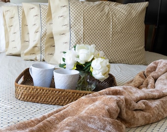 Ropa de cama vintage de Yves Saint Laurent, sábanas con monograma YSL, lino geométrico marrón y azul.