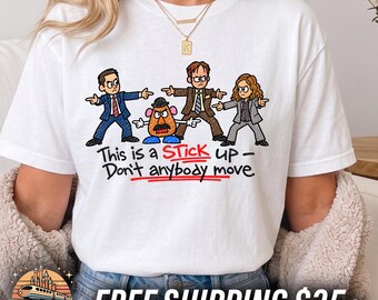Camiseta Disney Toy Story x The Office / Camiseta divertida de crossover de cultura pop / Camiseta con estampado "This is a Stick Up"