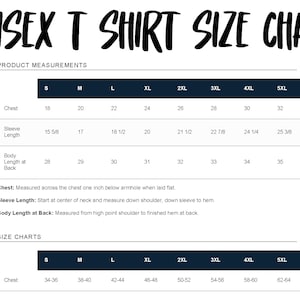 Puede incluir: Una tabla de tallas de camiseta unisex en blanco y negro que muestra las medidas del producto para pecho, largo de manga y largo de espalda en pulgadas para tallas de la S a la 5XL, incluyendo instrucciones para medir el pecho y el largo.