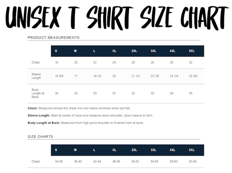 Puede incluir: Una tabla de tallas de camiseta unisex en blanco y negro que muestra las medidas del producto para pecho, largo de manga y largo de espalda en pulgadas para tallas de la S a la 5XL, incluyendo instrucciones para medir el pecho y el largo.