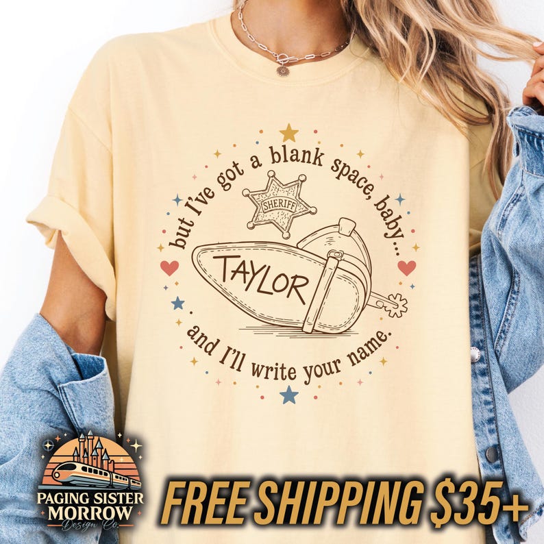 Peut inclure: Un t-shirt jaune p&acirc;le arborant un motif circulaire avec une &eacute;toile de sh&eacute;rif, une botte de cow-boy et le texte : but I've got a blank space, baby... TAYLOR and I'll write your name. Le design inclut de petites &eacute;toiles et c&oelig;urs color&eacute;s.