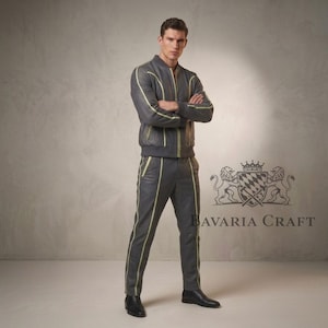 Puede incluir: Chaqueta bomber de cuero gris y pantal&oacute;n a juego con ribetes amarillos. La chaqueta tiene cierre de cremallera y el pantal&oacute;n tiene un dise&ntilde;o de pierna recta. El conjunto se lleva con zapatos de cuero negro. El logotipo de Bavaria Craft es visible.