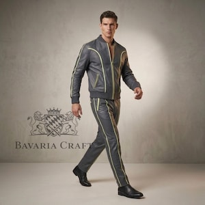 Puede incluir: Ch&aacute;ndal de cuero gris con chaqueta bomber y pantal&oacute;n a juego, ambos con ribetes amarillo ne&oacute;n. La chaqueta tiene cierre de cremallera. El logotipo de Bavaria Craft es visible.