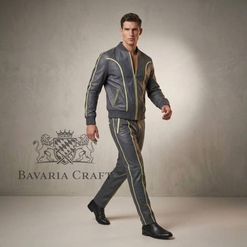 Puede incluir: Ch&aacute;ndal de cuero gris con chaqueta bomber y pantal&oacute;n a juego, ambos con ribetes amarillo ne&oacute;n. La chaqueta tiene cierre de cremallera. El logotipo de Bavaria Craft es visible.