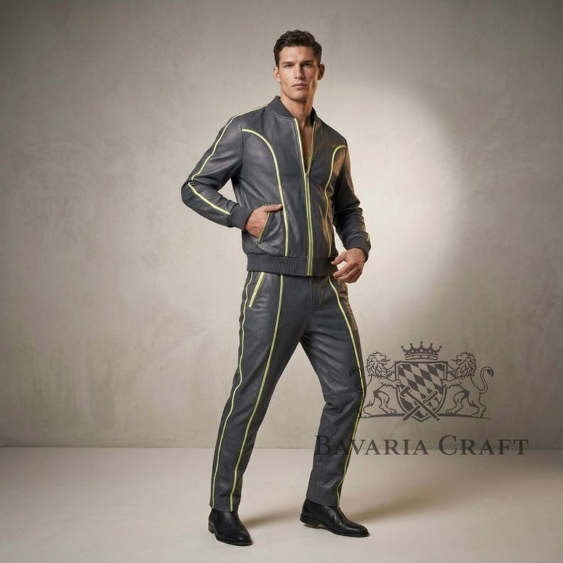 Puede incluir: Ch&aacute;ndal de cuero gris con chaqueta bomber y pantal&oacute;n a juego, ambos con ribetes amarillo ne&oacute;n. La chaqueta tiene cremallera y bolsillos. El pantal&oacute;n tiene pernera recta. Una versi&oacute;n moderna de un conjunto deportivo cl&aacute;sico.