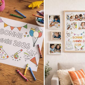 Peut inclure: Une page à colorier avec le texte "BONNE ANNÉE 2026" en noir, avec des illustrations de gâteau, chapeau de fête et feux d'artifice. Des crayons de différentes couleurs sont éparpillés autour de la page, avec un pot à crayons rose et un jouet dinosaure jaune.