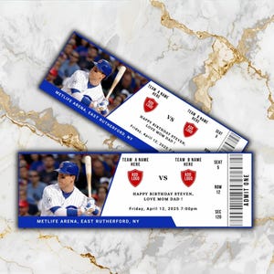 Peut inclure: Deux billets sur le thème du baseball avec une bordure bleue. L'un des billets montre un joueur de baseball et le texte "METLIFE ARENA, EAST RUTHERFORD, NY". L'autre billet indique "HAPPY BIRTHDAY STEVEN, LOVE MOM DAD!"