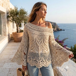 Può includere: Un top a maniche lunghe in crochet beige caratterizzato da un intricato motivo traforato, un ampio scollo a barchetta e maniche a campana svasate. Il capo è realizzato con dettagliate texture a treccia e motivi floreali su tutto il corpo.