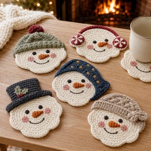 Può includere: Un set di sei sottobicchieri all'uncinetto a forma di pupazzo di neve, ognuno con un accessorio invernale unico tra cui un berretto verde, paraorecchie rossi, un cappello blu con stelle, un cilindro con agrifoglio e un berretto beige.