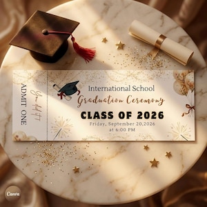 Peut inclure: Un billet de cérémonie de remise de diplômes avec un mortier, un diplôme et des étoiles dorées. Le billet indique "International School Graduation Ceremony CLASS OF 2026" et "ADMIT ONE". La date et l'heure sont également imprimées sur le billet.