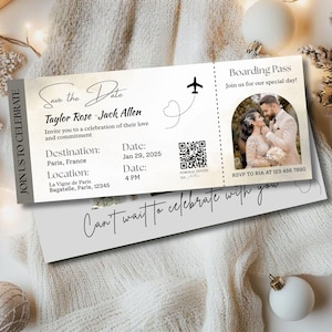 Peut inclure: Une invitation de mariage en forme de carte d'embarquement, avec les noms de Taylor Rose et Jack Allen, et une photo du couple. L'invitation comprend la date, l'heure et le lieu à Paris, France, et le texte "Can't wait to celebrate with you."