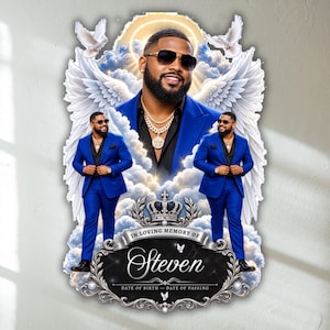 Puede incluir: Una placa conmemorativa con el retrato de un hombre con traje azul y gafas de sol, rodeado de alas de ángel blancas, nubes y palomas. Debajo, un marco negro decorativo muestra el texto IN LOVING MEMORY OF Steven, con espacios para las fechas.