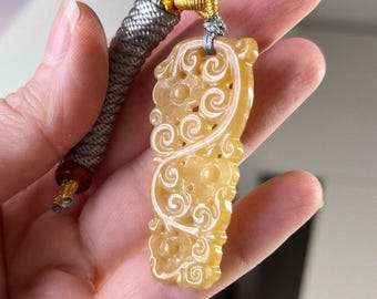 49 mm Sculpture naturelle de type A en jadéite jaune moutarde miel de style antique | Pendentif réglable unisexe | Jadéite Fei Cui Birmanie | Certifié
