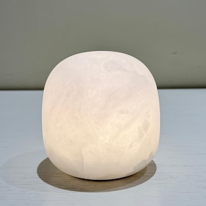 Lampada a cuscino in alabastro ricaricabile tramite USB-C / Luce notturna senza fili in pietra naturale / Luce calda, regalo per l'inaugurazione della casa