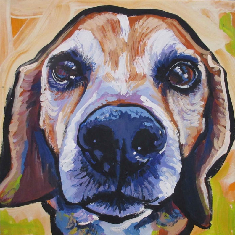 Op de afbeelding: Een close-up schilderij van het gezicht van een beagle. De hond heeft bruin, wit en zwart haar. Het schilderij is gemaakt in een kleurrijke, gestileerde manier.