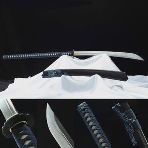 Op de afbeelding: Een Japanse katana-zwaard met een gebogen, zilveren lemmet en een blauwe handgreep gewikkeld in een ruitpatroon. De schede is zwart met blauwe accenten. Het zwaard wordt gepresenteerd op een witte doek tegen een donkere achtergrond.