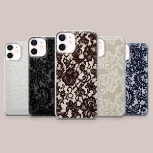 Op de afbeelding: Vijf telefoonhoesjes met doorzichtige randen en ingewikkelde kanten patronen in wit, zwart, bruin, beige en marineblauw. De bloemen kanten ontwerpen zijn zichtbaar door de doorzichtige achterkanten.