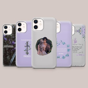 以下が含まれることがあります： さまざまなデザインの5つの携帯電話ケースのコレクション。1つのケースは花柄で、別のケースは十字架と「POWERLESS」という言葉があり、3つ目は抱き合うカップルを示しています。残りのケースには、花柄と引用のデザインがあります。