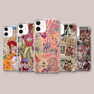 Op de afbeelding: Vijf telefoonhoesjes met vintage circusthema's. Elke hoes heeft een unieke collage van clowns, circusdieren en vintage advertenties in levendige kleuren. De hoesjes zijn gemaakt van transparant plastic.