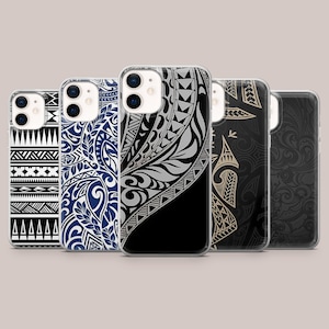 Può includere: Una collezione di cinque custodie per telefono con intricati disegni tribali. Le custodie presentano una varietà di motivi in nero, bianco, blu e oro, che mostrano forme geometriche e linee fluide. Le custodie sono progettate per uno smartphone.