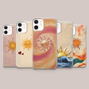 Op de afbeelding: Een verzameling van vijf telefoonhoesjes met zon-thema ontwerpen. De hoesjes bevatten verschillende artistieke representaties van de zon, waaronder aquarel- en grafische illustraties. Kleuren zijn warme tinten van oranje, geel en roze, met enkele hoesjes met blauw en rood.