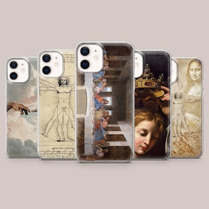 以下が含まれることがあります： 有名なアートプリントが施された5つの携帯電話ケースのコレクション。ケースには、手を伸ばす様子、ウィトルウィウス的人体図のスケッチ、ルネサンス絵画からの詳細など、有名なアートワークが表示されています。ケースは透明で、背面にアートが印刷されています。