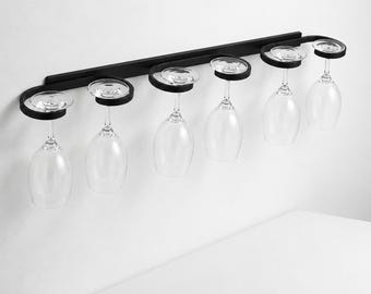 An der Wand befestigtes Weinglas-Regal, lochfreier Stemware-Halter, unter dem Schrank Weinglas-Aufbewahrung für 2/4/6 Gläser, platzsparendes Hausbar-Dekor