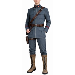Könnte beinhalten: Graue Uniform im Militärstil mit hohem Kragen, braunem Gürtel und passendem Schulterriemen. Die Uniform umfasst eine Jacke mit Taschen, eine Hose und hohe braune Stiefel. Eine Halterung ist am Bein befestigt. Rote Akzente sind sichtbar.