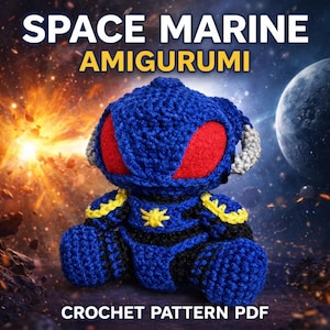 以下が含まれることがあります： 青いかぎ針編みのスペースマリーンアミグルミ人形。赤い目と黄色のアクセント。画像には「SPACE MARINE AMIGURUMI」と「CROCHET PATTERN PDF」の文字が含まれています。人形は宇宙をテーマにした背景に配置されています。