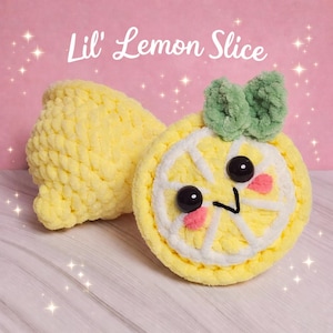 Puede incluir: Una rodaja de limón de peluche amarillo con una cara sonriente, ojos negros y mejillas rosadas. La rodaja de limón tiene una cáscara blanca y hojas verdes. El texto "Lil' Lemon Slice" está encima del limón.